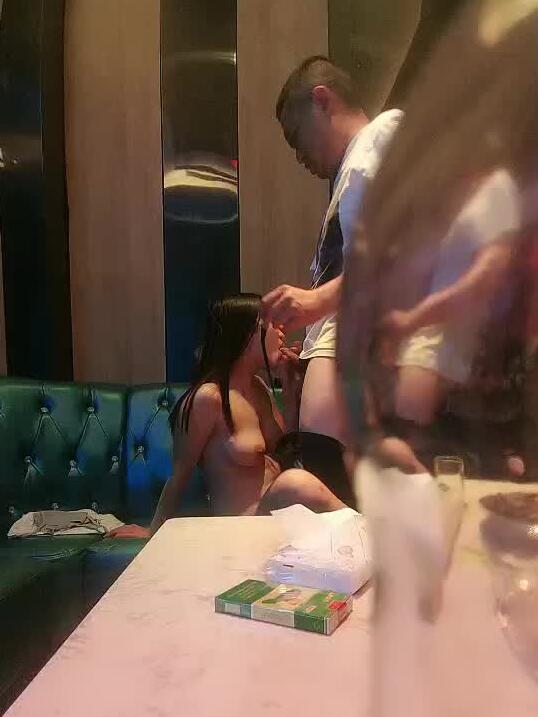 [主播探花] 2021-04-11 老王午夜探花04-11跟大学生在KTV包厢做爱