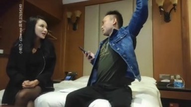 难得本人和照片一样漂亮的黑丝美腿真品尤物，小哥要打炮把黑丝脱了 真可惜啊