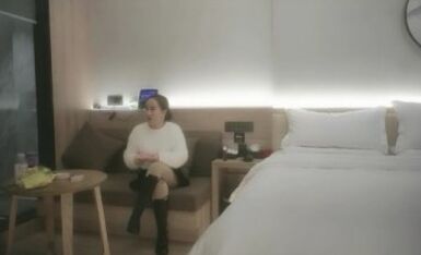 91老憨寻花激情3P骚熟女，洗完澡两根JB轮着舔，一个侧入一个插嘴