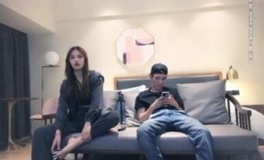 排骨哥网约170大圈高端妹子，一来看动画片看的入迷，让我看看你奶子大不大