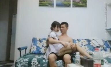 小平头网约01年JK装嫩妹，两个奶子刚好一手抓，骑在身上大屌磨蹭小穴