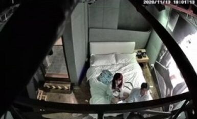 连锁酒店偷拍情侣开房，古灵精怪可爱萝莉和身材很好的鲜肉男友开房打炮