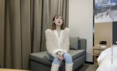 顶级颜值甜美高价大圈兼职美女，拨开情趣内裤揉小穴，跪地深喉口技不错