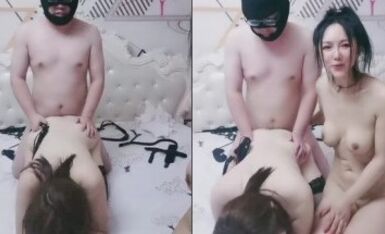 跟闺蜜一起激情3P，熟女御姐颜值不错大秀啪啪，口交大鸡巴让大哥把奶子绑起来爆草抽插玩弄