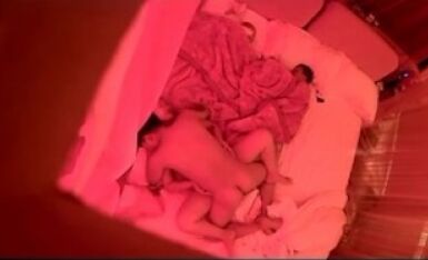 酒店客房偷拍到罕见一幕，一对夫妇带着两个娃睡觉，趁两个娃睡着的空隙，忍不住做爱，动作还挺激烈，就不怕他们醒了吗