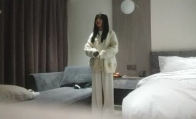 【开发探索】，今夜专攻嫩妹，20岁小萌妹，听话随便亲，打桩机一点儿也不怜香惜玉，暴力输出干瘸，瘫倒在床服了