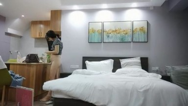 【探花王者归来】，漂亮小少妇，白嫩可人，小伙真体贴，粉色拖鞋主动拿过去，小姐姐开心到爆，做爱投入水多