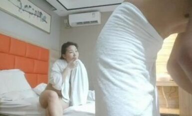 【小钢炮寻花】，刚下水的少妇，仙丹加持，颇有几分姿色，吃完鸡翅接着干逼爽