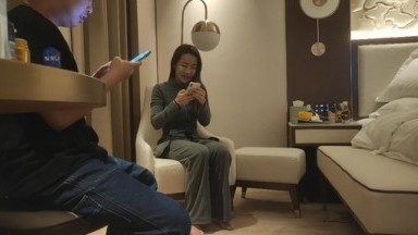 【胖子工作室】大长腿御姐骚女，吃药操逼，按着头插嘴，怼着骚穴猛操，2小时搞了两炮，搞得太爽瘫软