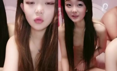 两个年轻的骚妹子露脸伺候两大哥，全程露脸让大哥抱在怀里一起揉奶玩逼，口交大鸡巴激情上位，完事伺候下一个