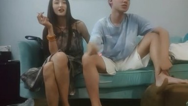 【鸭哥出品】，175长腿模特，沙发抠穴啪啪，换上黑丝抱到床上继续干，又舔又插一番蹂躏瘫软在床