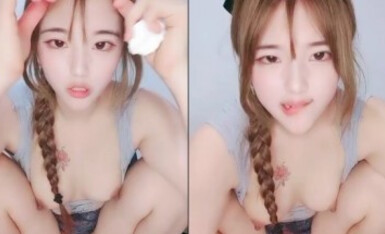 麻花辫清纯外表很骚萌妹，电动假屌骑坐插穴，掰开看洞洞很小，爸爸操我骚逼，进进出出猛插直浪叫