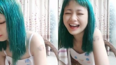 近日刚播绿发18小萝莉，贫乳奶子一脸呆萌，全裸热舞，特写骚穴跳蛋塞入，震动阴蒂流出淫水，近距离特写