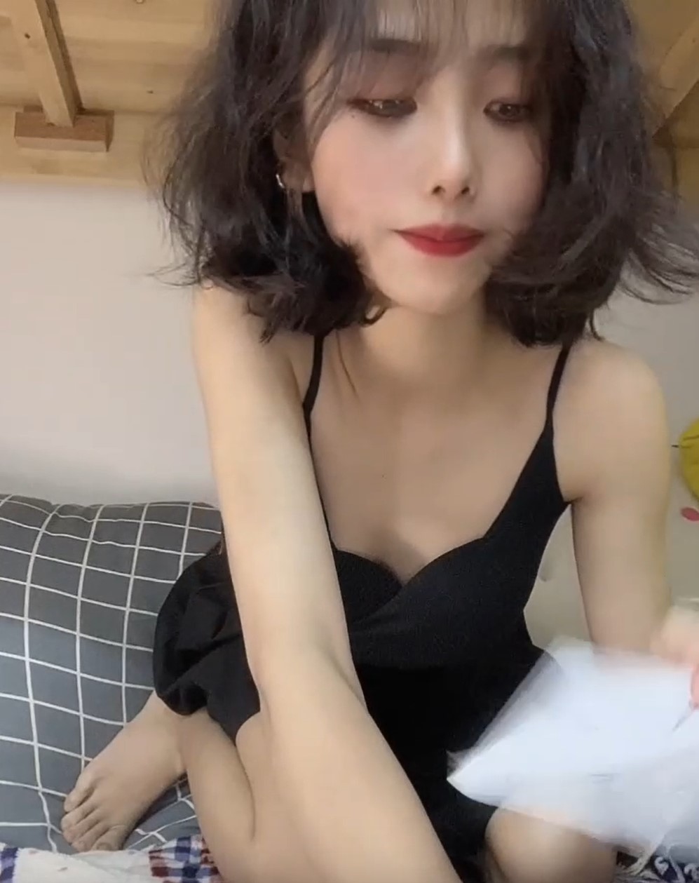 最新一少举牌系列之茶茶超颜值美女 玩穴高潮2