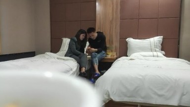 《小老头良家少妇探花》两个社会小哥酒店约炮工厂少妇3P