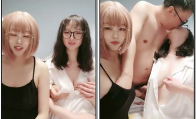 眼镜哥双飞两个粉嫩萌妹子，全程露脸激情大秀，让他们一起舔鸡巴亲小嘴，吃奶玩逼道具抽插，从床上草到床下.