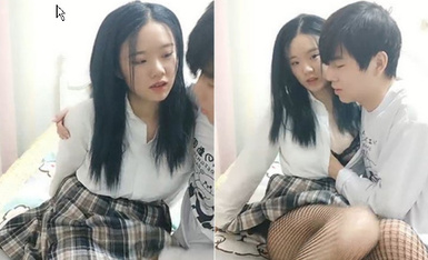 極品高顏值OO後年輕情侶居家啪啪,身穿學生時期制服,撕開黑絲就插進去,快速抽送流不少漿.