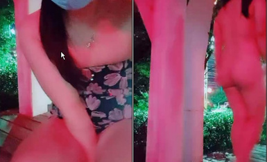 户外裸奔了，这骚逼玩的很刺激，马路边人来人往车流不断，逼里夹着大黑牛脱光了给狼友看.