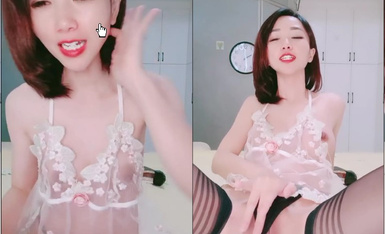 碎花裙子小虎牙妹子勾引头套男露脸口交啪啪女上位打桩，满嘴淫语