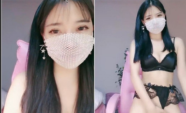 大眼睛氣質美女,戴個口罩,今天訂個小目標,要噴更多的水,黃瓜拿來當老公