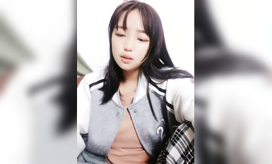 太嫩了！3個學生妹妹~在家全裸自慰~【佳怡】小穴反光~！ (8)