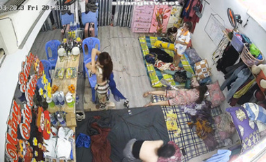 私房最新流出2023 黑客破解攝像頭偷拍 多場合家庭宿舍廁所更衣洗澡 (7)