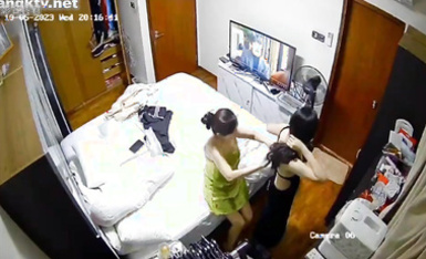 私房最新流出2023 黑客破解攝像頭偷拍 多場合家庭宿舍廁所更衣洗澡 (37)