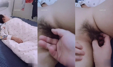 真實缺德兒操媽媽，媽媽萬般拒絕卻淫水直流，突然被敲門嚇尿