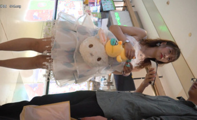 YC商場抄底穿公主裙甜美校花妹 淺藍內前面透視兩側漏毛有濕痕