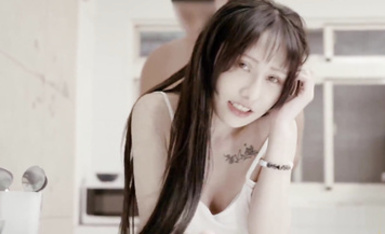 大奶美眉 可以吃早餐了 要先吃你 怎麼吃 你怎麼這么色阿 人小奶大 直接在廚房一頓爆操