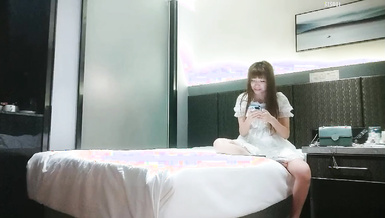 極品白色紗裙小少婦約到酒店，曖昧氛圍小姐姐很喜歡笑，雞巴猛力啪啪抽插，這小翹臀抽操碰撞真是爽啊【水印】