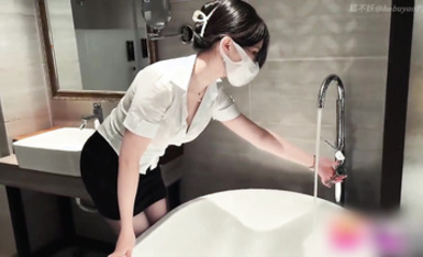 超顏值極品女神〖狐不妖〗帶性感母狗秘書出差 黑絲誘惑 無套內射，性感黑絲小高跟LO包臀裙，優雅氣質尤物小騷貨