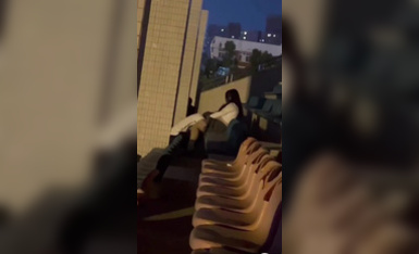 武汉东湖学院操场瓜！女生为方便野战真空无内 男生在体育场给她口交疯狂吸舔！