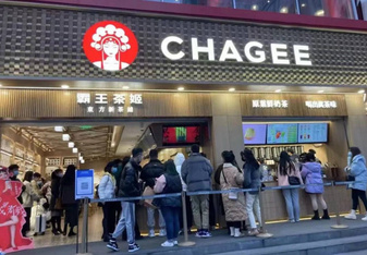 4月7号重庆霸王茶姬大瓜！一女子直接坐在奶茶店的柜台上将自己的衣服脱掉 店员满脸无奈 只好偷偷曝光一下 现场无码视频流出