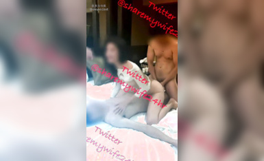 【淫妻群p】老婆被單男雞巴圍攻，前後夾擊，左右輪吃，長時間的小穴充血真是很敏感