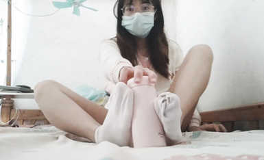 女神嫩妹足交【小琪琪文文】美腿玉足小可愛 足交26部合集(7)