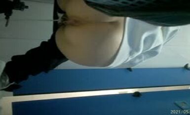 冒着生命危险在女厕所偷拍，差点被打