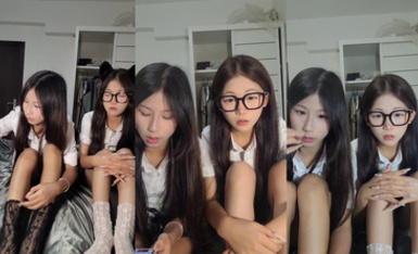 【糯米和小蟲】清純眼鏡19美少女①，姐妹花一起，一臉呆萌卡哇伊，JK裝短裙，沒穿內褲看嫩穴，翹起美臀，疊羅漢掰穴特寫