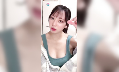 【ライブチャット】縦画面！高画質！ジェ◯ピケパジャマの下は露出多めキャミ＆ショーパン姿のＳＳ級タレント並美人女子が降臨！健康的美白肌＆柔らかい身体！