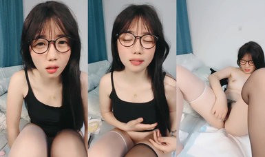 黑白絲露臉極品學妹的誘惑，羞澀中帶著一點淫盪看起來還很騷，揉奶玩逼跳彈摩擦陰蒂，浪叫呻吟不止精彩刺激