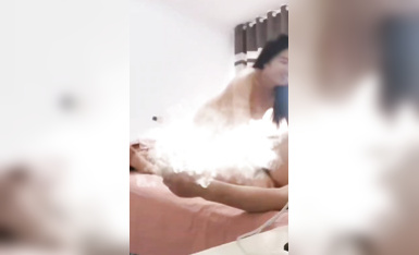 老板娘拉拢客户亲自上阵