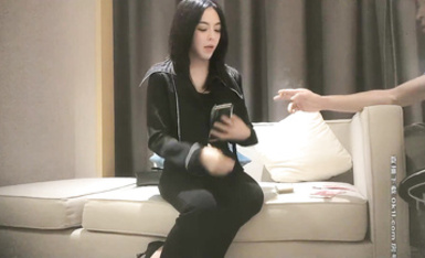 性感黑衣妹子酒店啪啪，漂亮大氣，穿著內衣黑絲高跟鞋撕襠