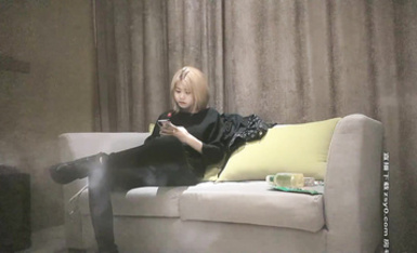 約了個金色短發紋身妹，又來一個金發女孩，後入抬腿側入大力抽插猛操