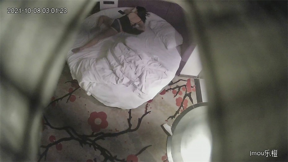 精彩稀缺露背晚礼服漂亮妹子喝醉酒神志不清被强上破处 穿着衣服急不可待就给操了