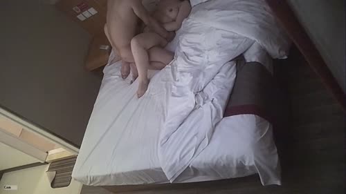 酒店近景 360绝版宾馆大床房摄像头偷拍胖叔周末请少妇女雀友吃宵夜把她灌迷糊了开房给她舔逼六九做爱