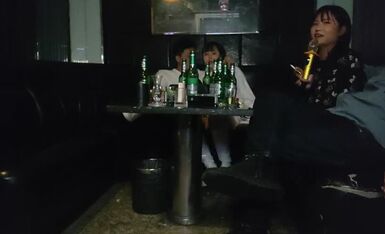 换妻探花很久没播回归4P首秀，还是原来的味道，KTV唱歌喝酒，回到房间开操，交换一人一个后入猛顶