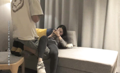 長發牛仔褲性感妹子，調情用了很長時間，舔奶調情再到床上口交騎乘猛操