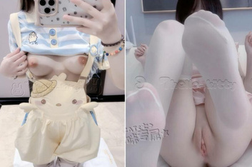 推特極品白虎蘿莉『kitty不吃魚』一字馬紫薇被男主調教啪啪乖的狠！超嫩可愛人形小母狗 被操的叫爸爸 上 (2)