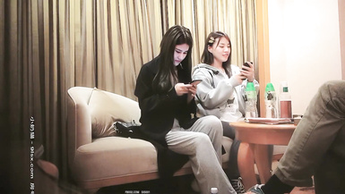 二選一留下美女，是嫩模特，啪啪一炮各種零食哄開心再來，妹子職業生涯難忘一夜