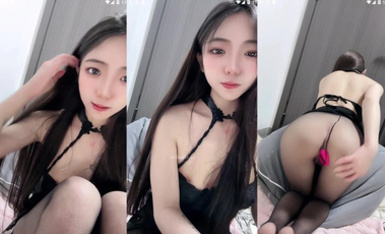 長腿嫩足顏值小母狗，連體黑絲透視裝，嫩足展示淫語挑逗，跪地自慰各種道具深插騷穴 (15)